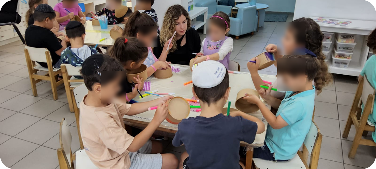 ילדים יוצרים יחד בפעילות קבוצתית של בעקבות האוצר