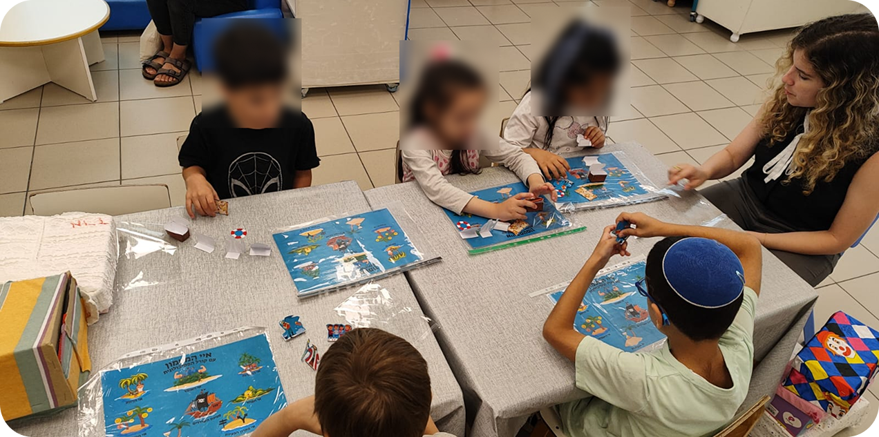 ילדים עובדים על משימות המסע סביב השולחן