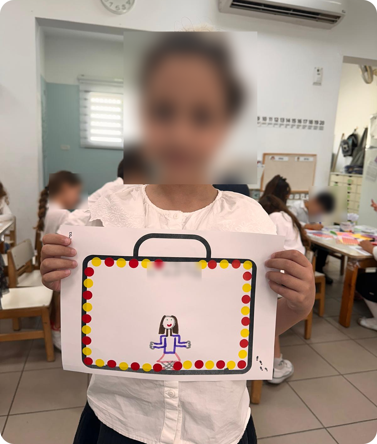 ילדה מציגה את תיק ההרפתקאות האישי שיצרה