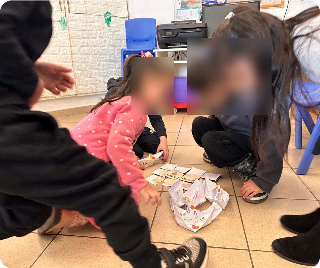 ילדים בפעילות קבוצתית משותפת על הרצפה