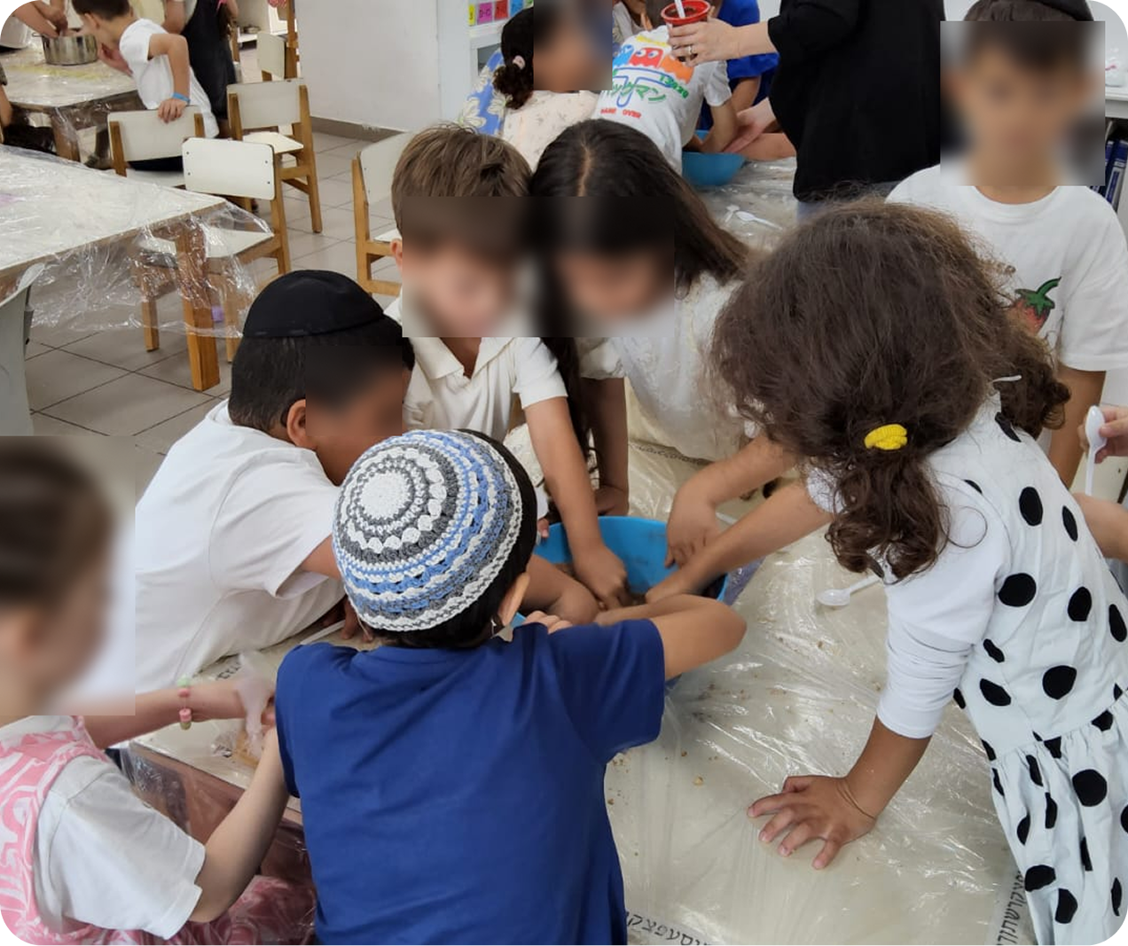 קבוצת ילדים בפעילות חושית משותפת